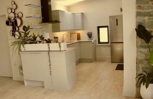 High Bentham Apartment | Stunning riverside sanctuary, hot tub