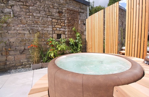 High Bentham Apartment | Stunning riverside sanctuary, hot tub