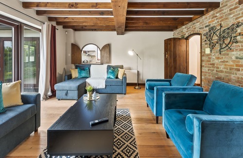 Cambridge House | Stunning Rustic Abode - Sleeps 18