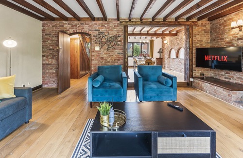 Cambridge House | Stunning Rustic Abode - Sleeps 18