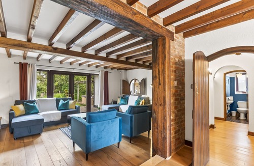 Cambridge House | Stunning Rustic Abode - Sleeps 18