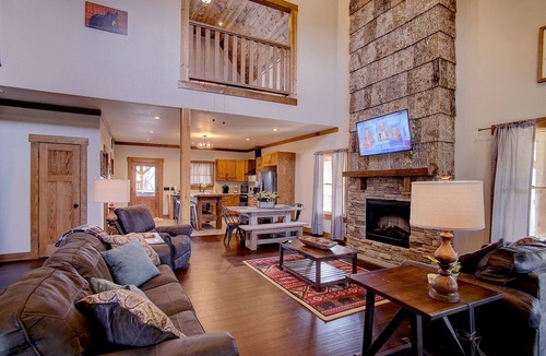 Chalet Village North House | Stunning rustic cabin Sleeps 11 - Loft Large Bunks,-Resort Pool-Gated Village.