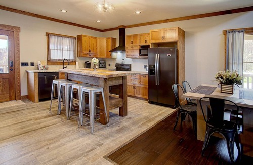 Chalet Village North House | Stunning rustic cabin Sleeps 11 - Loft Large Bunks,-Resort Pool-Gated Village.