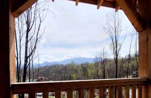 Chalet Village North House | Stunning rustic cabin Sleeps 11 - Loft Large Bunks,-Resort Pool-Gated Village.