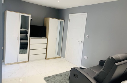 Brunel Apartment | Stunning self contained studio