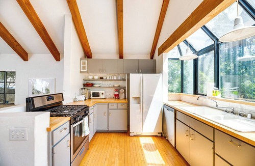 Sherman Oaks Villa | Stunning Sherman Oaks Villa: On-Site Walking Paths