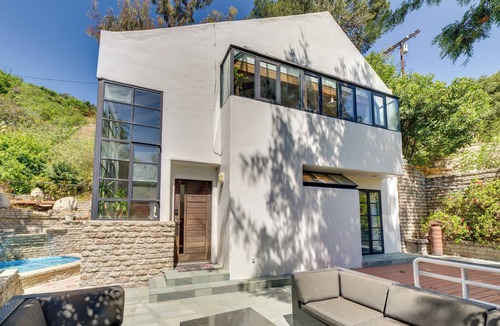 Sherman Oaks Villa | Stunning Sherman Oaks Villa: On-Site Walking Paths