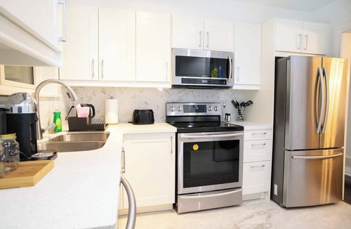 Richmond Hill House | Stunning Single Level 3BR Home with Parking