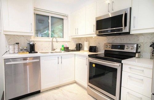 Richmond Hill House | Stunning Single Level 3BR Home with Parking