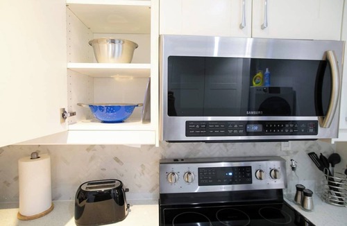 Richmond Hill House | Stunning Single Level 3BR Home with Parking