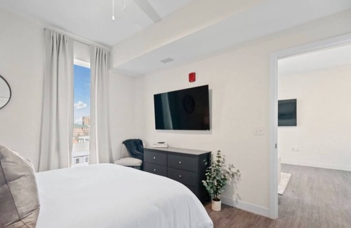 Monroe Ward Apartment | Stunning Skyline, 1 Bedroom, 1Bath, Modern Decor-Downtown