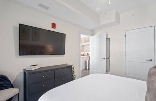 Monroe Ward Apartment | Stunning Skyline, 1 Bedroom, 1Bath, Modern Decor-Downtown