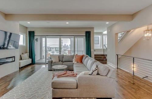 Talbot's Corner Villa | Stunning Skyline Manor - Rooftop Views