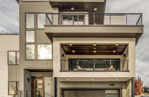 Talbot's Corner Villa | Stunning Skyline Manor - Rooftop Views