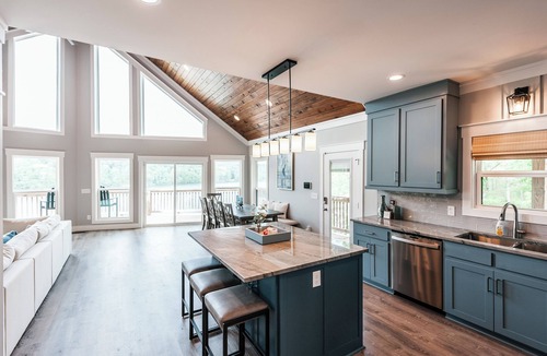 Arley House | Stunning Smith Lake Retreat Dock Sauna 5BR Sleeps 14 Arley Area