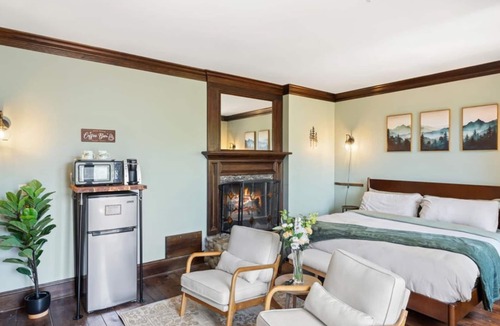 Townsend Hotel | Stunning Smoky Mountain Views | Balcony + King Bed