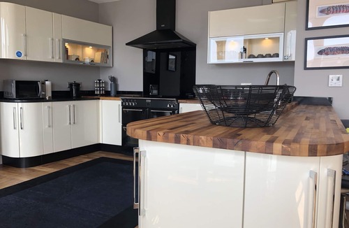 Burnham-on-Crouch Apartment | Stunning Spacious 3 Bed Apartment with River Views