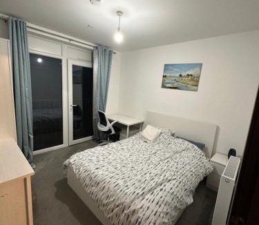 Botwell House | Stunning Spacious Double Room in a Modern shared Flat