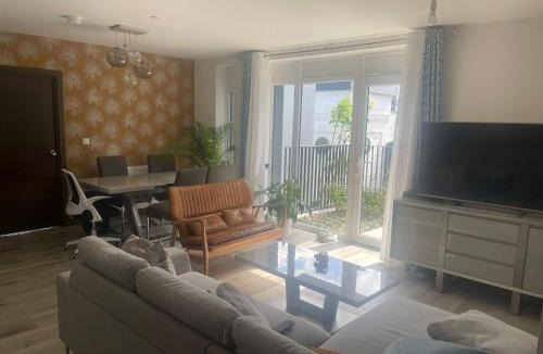 Botwell House | Stunning Spacious Double Room in a Modern shared Flat