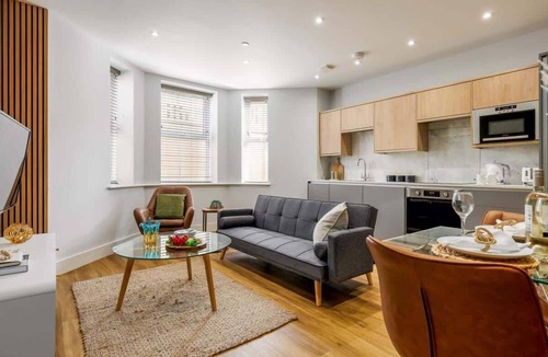 West Cliff Apartment | Stunning & Spacious 1-Bed Apt w/Free Gym & PKG