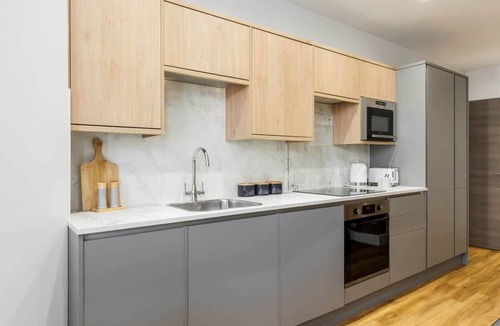 West Cliff Apartment | Stunning & Spacious 1-Bed Apt w/Free Gym & PKG