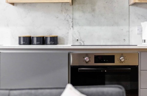 West Cliff Apartment | Stunning & Spacious 1-Bed Apt w/Free Gym & PKG