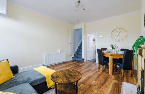Stanley House | Stunning Spacious 2BR Flat in East Ardsley