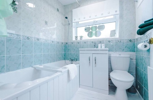 Stanley House | Stunning Spacious 2BR Flat in East Ardsley