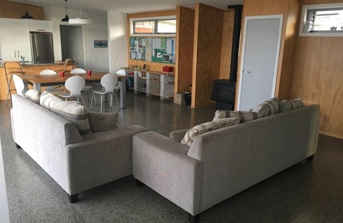 Motuoapa House | Stunning, Spacious & Modern Architectural Motuoapa Bach - Sleeps 12