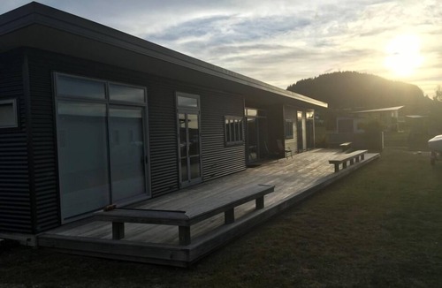 Motuoapa House | Stunning, Spacious & Modern Architectural Motuoapa Bach - Sleeps 12