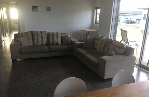 Motuoapa House | Stunning, Spacious & Modern Architectural Motuoapa Bach - Sleeps 12