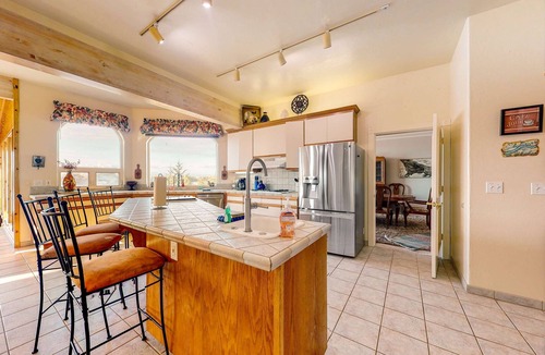 Florence House | Stunning Spacious Riverfront House with Private Sauna