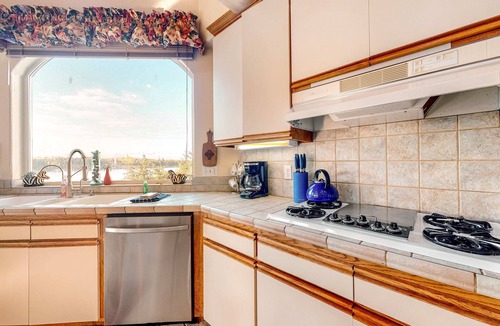 Florence House | Stunning Spacious Riverfront House with Private Sauna
