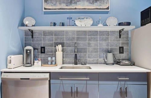 Downtown Jacksonville Apartment | Stunning Studio at the Raven Pool OnSite Parking