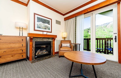 Stowe Area Apartment | Stunning Studio - Top Floor Views! - Ski in/out
