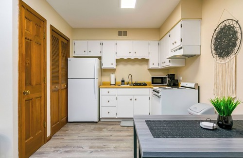 Highland Park Apartment | Stunning & Stylish Downtown Studio - Highland Park
