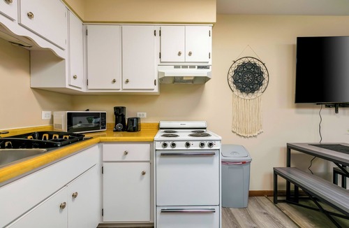 Highland Park Apartment | Stunning & Stylish Downtown Studio - Highland Park