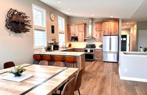 Riverside House | Stunning Sunrise Home Views Sauna 20% Off Ski Pass