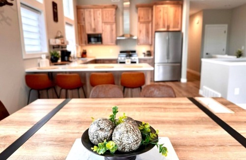 Riverside House | Stunning Sunrise Home Views Sauna 20% Off Ski Pass