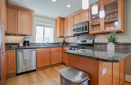 Atlantic Condo | Stunning Townhome with Loft Space, Chefs Kitchen