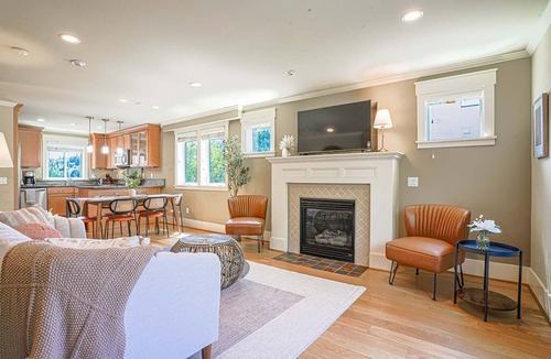 Atlantic Condo | Stunning Townhome with Loft Space, Chefs Kitchen