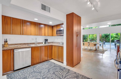 Northeast Coconut Grove House | Stunning Tropical Pool House In Miami Coconut Grove - 10min Brickell