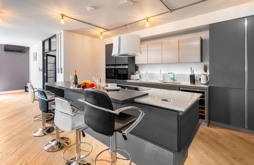 Birmingham City Centre Apartment | Stunning Two Bed Penthouse - Large Private Terrace - Parking