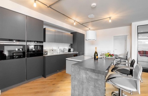 Birmingham City Centre Apartment | Stunning Two Bed Penthouse - Large Private Terrace - Parking