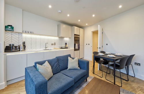 Whittington Apartment | Stunning Two-Bedroom Flat with Balcony