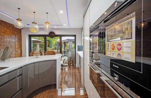 Bumble's Green House | Stunning unique large house in Nazeing