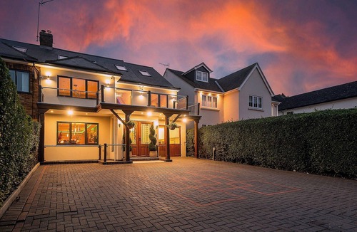 Bumble's Green House | Stunning unique large house in Nazeing