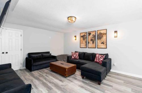 Columbia House | Stunning updated home with a hot tub