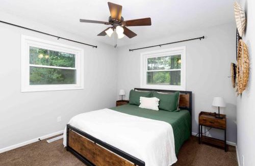 Columbia House | Stunning updated home with a hot tub