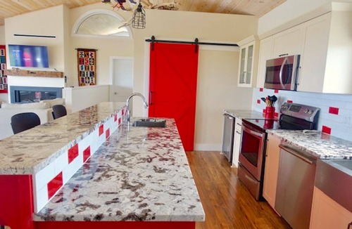 Darnley House | Stunning, upscale on North Shore